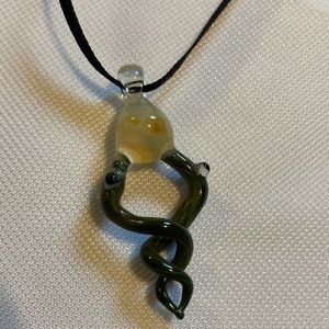 Vintage glass entwined snakes 🐍 necklace